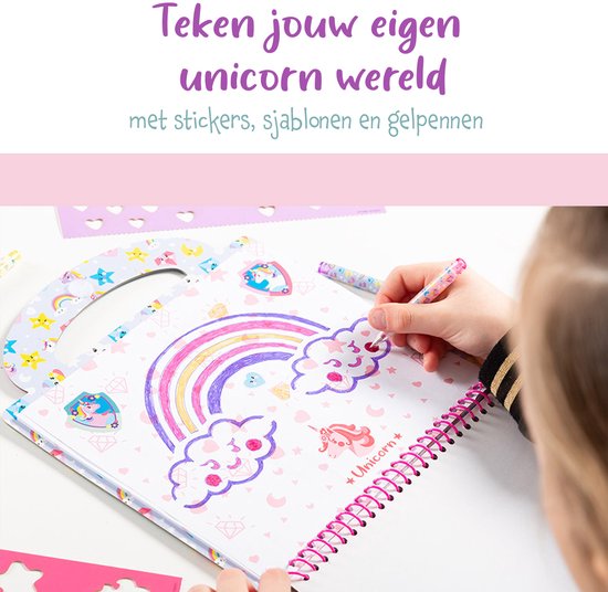 Hand tekent met een glitterpen een regenboog en een wolk in een unicorn doeboek met ringband en handvat.