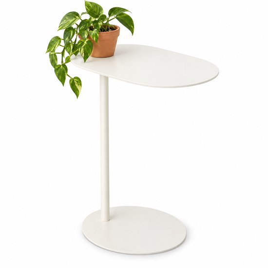 Mat wit stalen bijzettafeltje met een kamerplant in een terracotta pot op het ovaal blad.