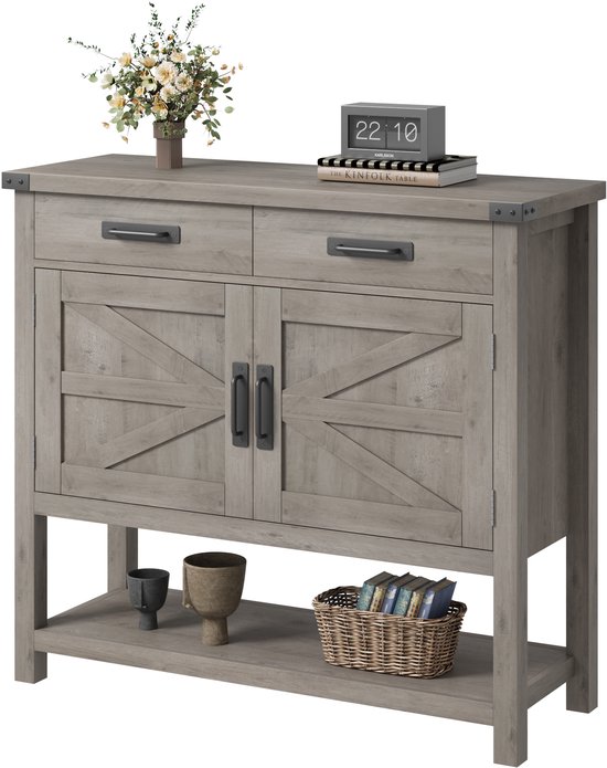 Grijs dressoir op witte achtergrond met lades, X-patroon deuren, onderste plank met mand en boeken.