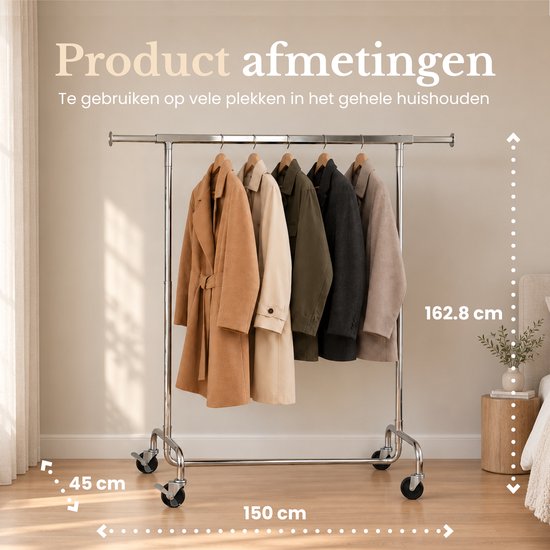 Zilverkleurig metalen kledingrek met jassen, hoogte 162,8 cm, breedte 150 cm, diepte 45 cm.