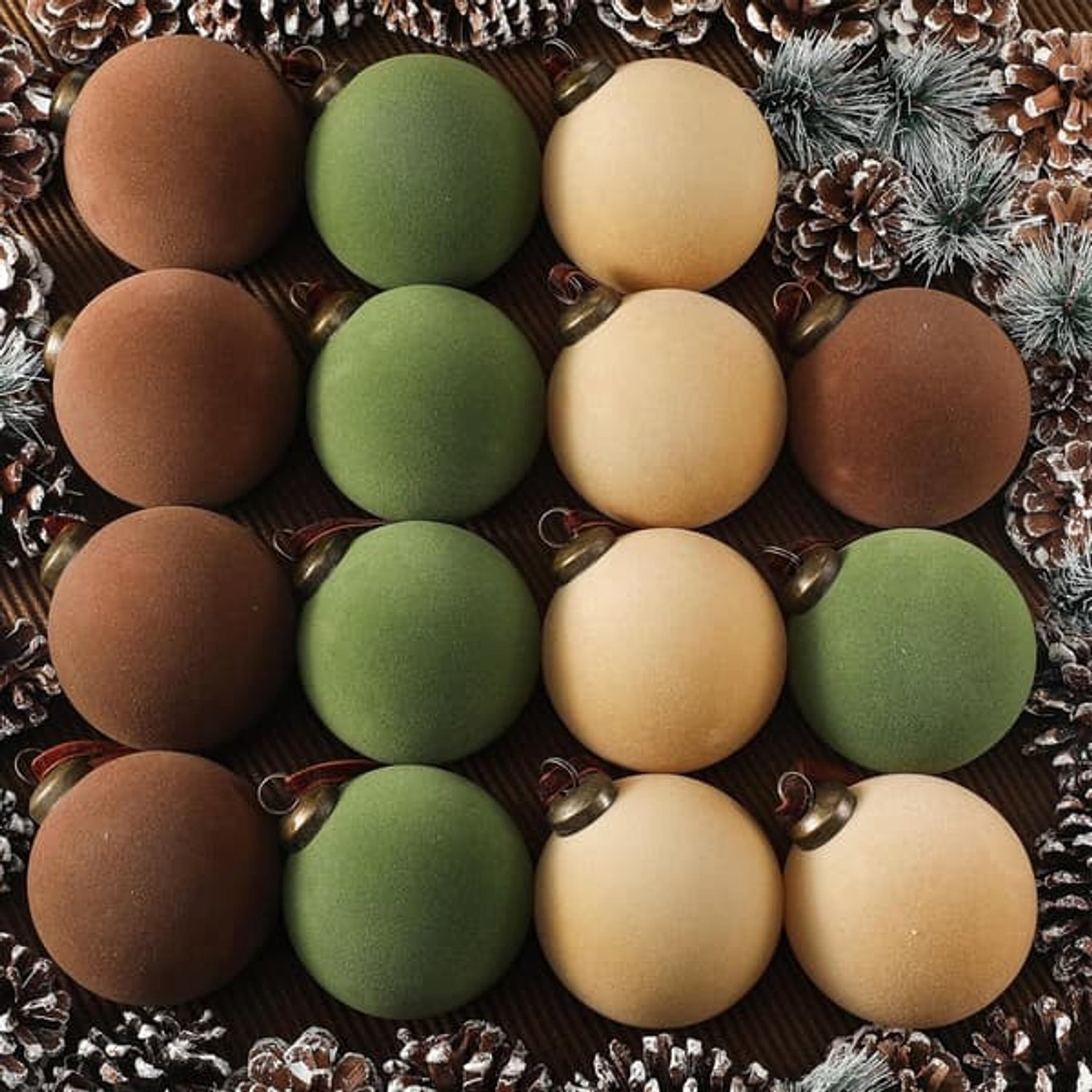 15 fluweelzachte plastic kerstboomballen, bruin, groen, beige, bulkverpakking - Kerstversiering - Kerstboomversieringen