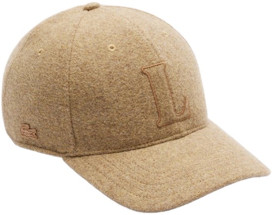 Beige baseballpet van wolvilt met geborduurde letter L en klein Lacoste-logo op de zijkant.