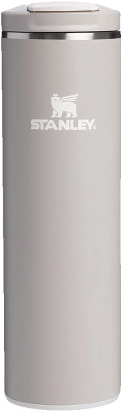 Slanke lichtgrijze Stanley thermosbeker met wit logo en een lekvrij klikdeksel tegen een witte achtergrond.