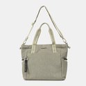 Grijze Hedgren tote tas met lange, verstelbare beige schouderband en zwarte sleutelhanger met tekst 'WHAT'S YOUR MOVE?'.