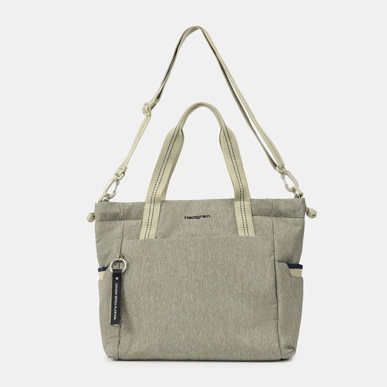 Grijze Hedgren tote tas met lange, verstelbare beige schouderband en zwarte sleutelhanger met tekst 'WHAT'S YOUR MOVE?'.