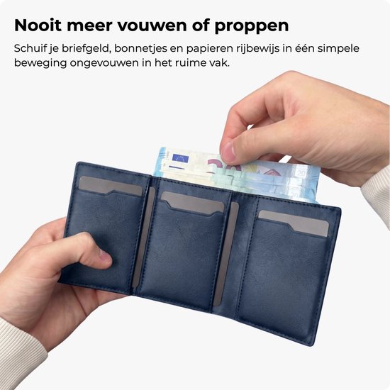 Handen die biljetten ongeplooid in het ruime vak van de blauwe pasjeshouder schuiven.
