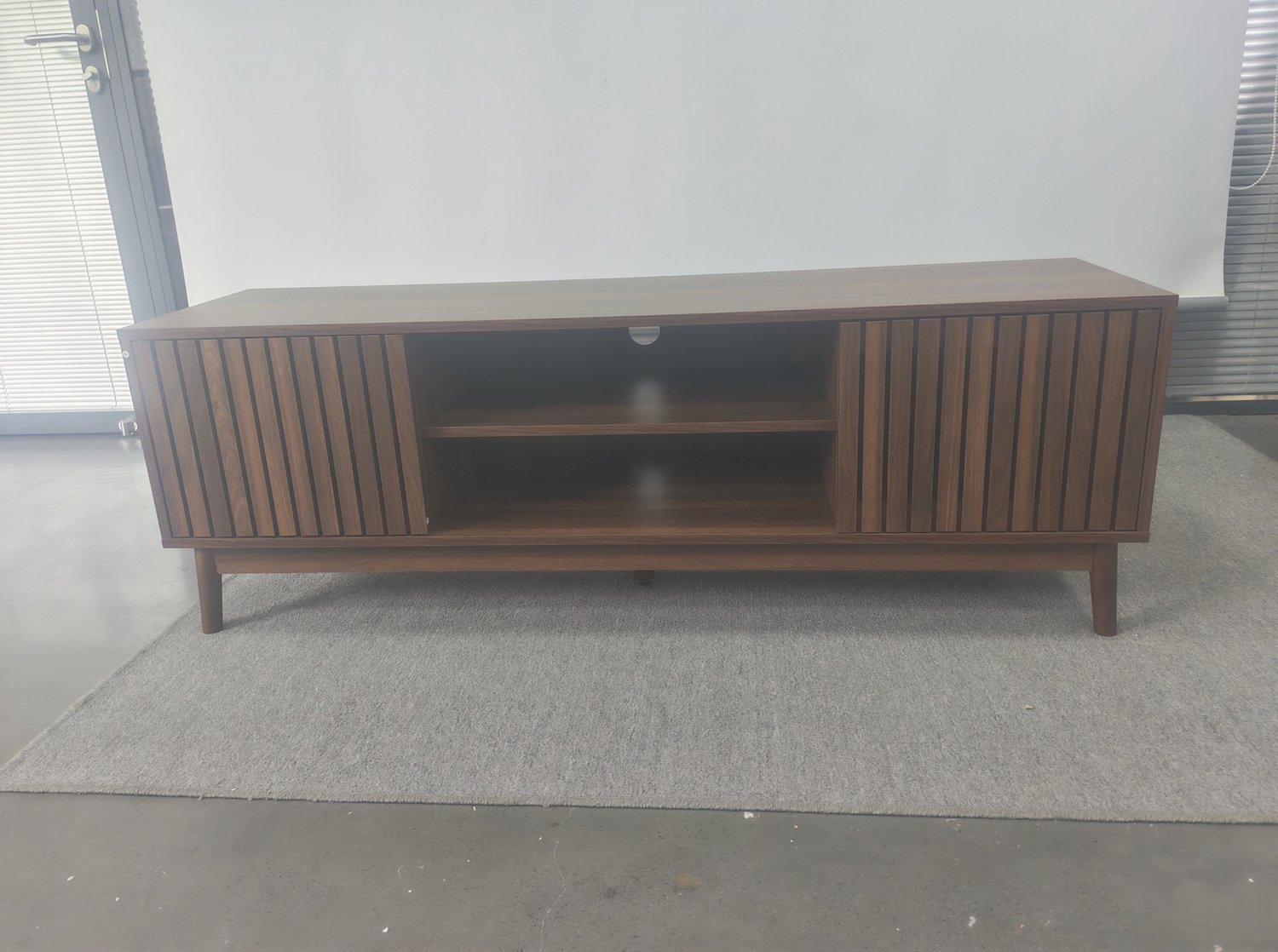 MIVRAY TV-Meubel - Lamellendeuren en Opbergruimte - Voor Woonkamer en Slaapkamer - Mdf en Spaanplaat in Walnootkleur - 140 x 39 x 48 Cm