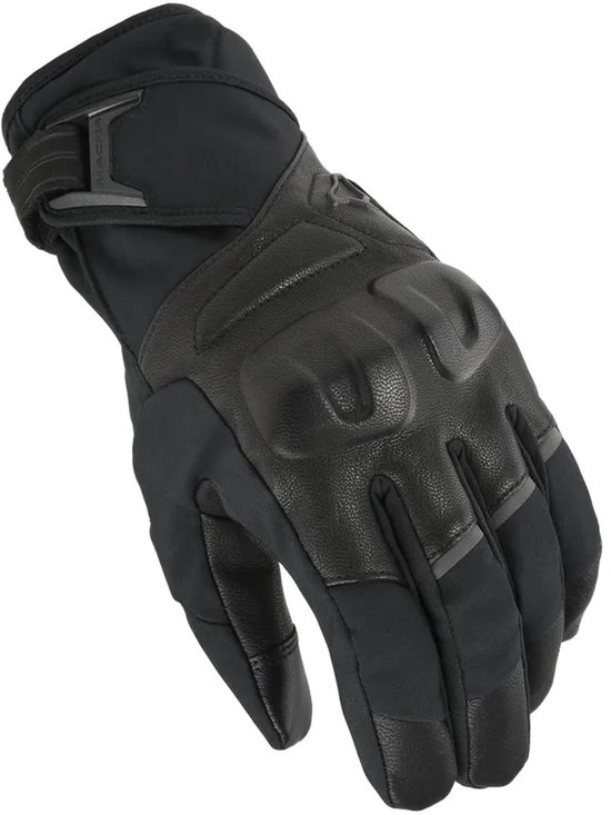 Zwarte Macna winter motorhandschoenen met beschermende vlakken op de knokkels en verstelbare polsband.