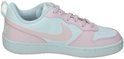 Zijzicht van witte Nike sneakers met roze overlays en veters. Logo op de hak.