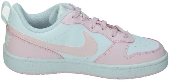 Zijzicht van witte Nike sneakers met roze overlays en veters. Logo op de hak.