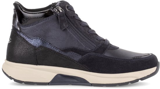 Zijkant van een donkerblauwe sneaker met rits, textuurmix, metallic details en beige zool.