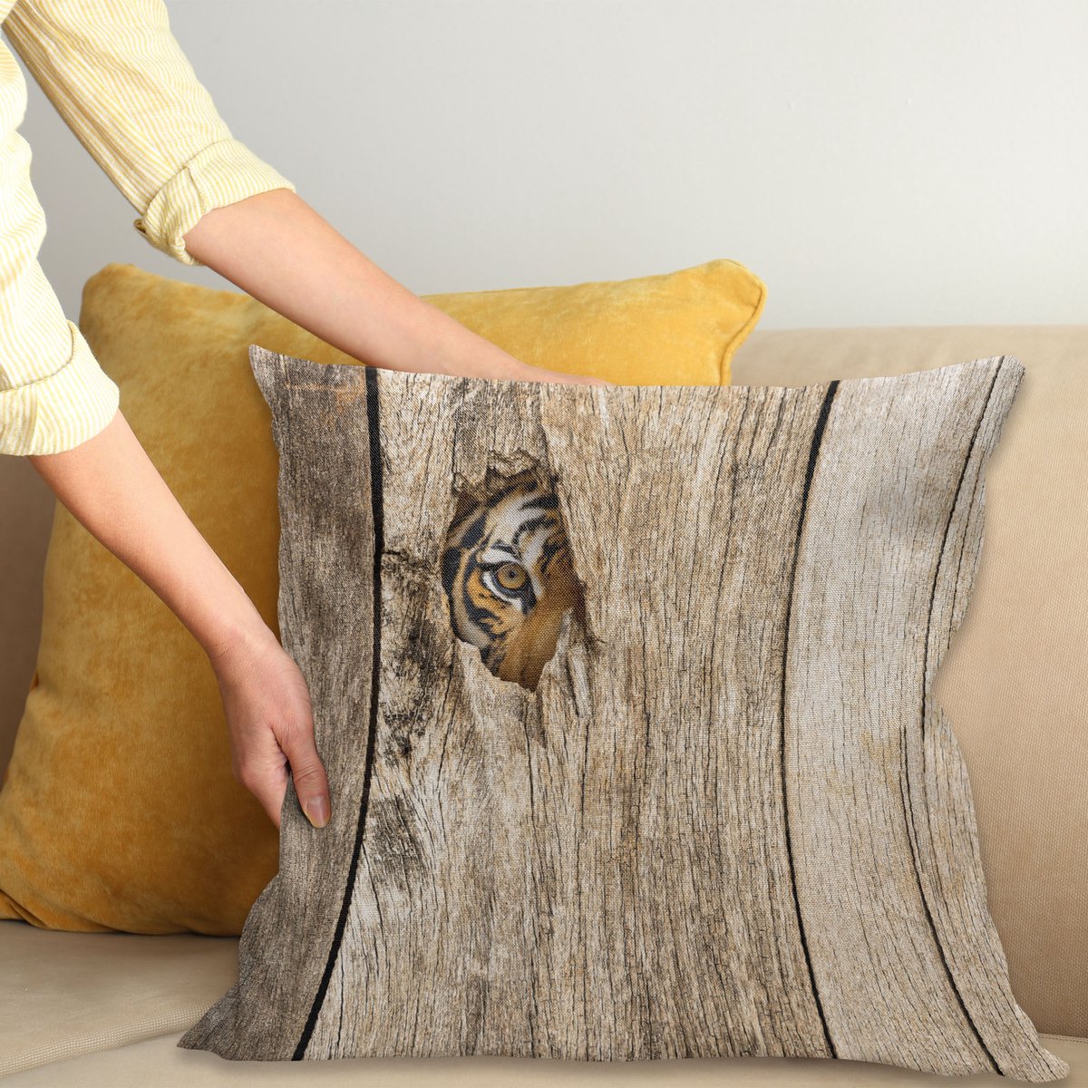 ABAKUHAUS Savanne Sierkussenhoes Siberian Tiger Oog Uiterlijk Through Houten Peep Hole in Spy Predator Big Kat Lover Wild Print Decoratieve Vierkante Sierkussenhoes 65 x 65 cm Bruin Crème