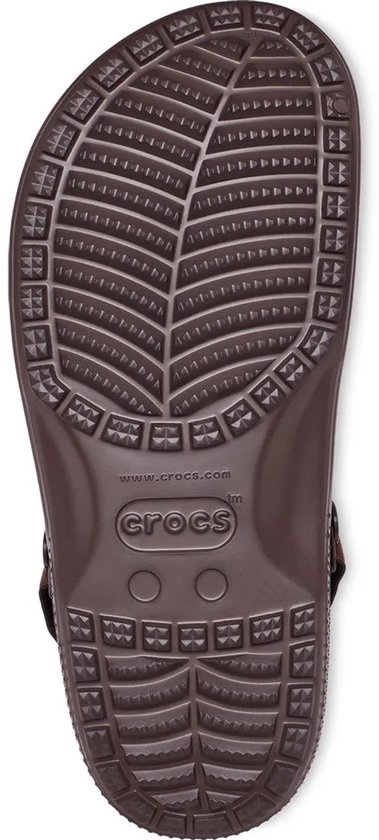 Onderkant van een bruine Crocs Yukon Vista II klomp met profiel en 'Crocs' logo.