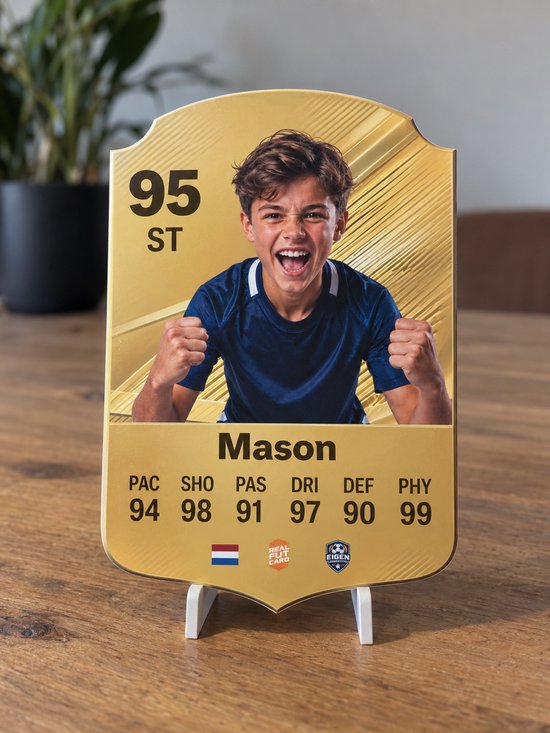 Gouden voetbalkaart met foto van Mason, 95 ST, met statistieken.