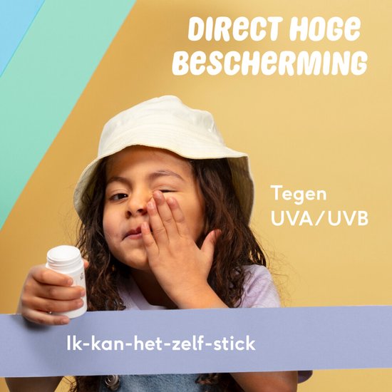 Meisje met zonnebrand stick 50 en witte zonnehoed beschermt haar ogen