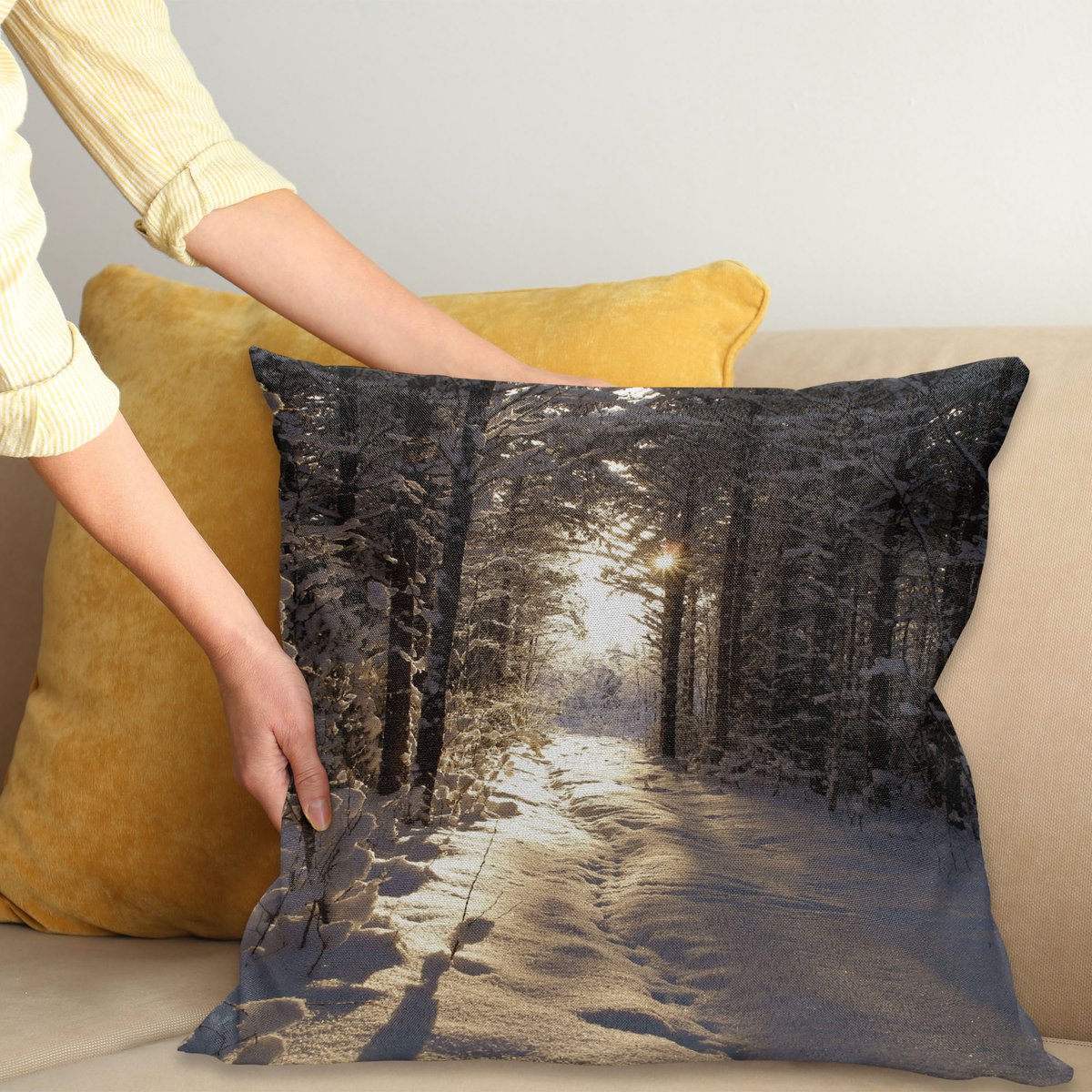 ABAKUHAUS Winter Kussenhoes, Kerstmis Sneeuw Bos, Kussenhoes met Dubbelzijdig Patroon, Heldere Digitale Print, Kleurecht, met Ritssluiting, 50 x 50 cm, Hellgelb Bruin