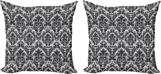 Set van twee vierkante sierkussenhoezen met zwart-wit vintage barok kantmotief en digitale print.