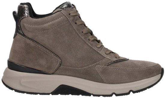 Zijaanzicht van taupe suède veterboot met rits en zilverkleurige accenten.