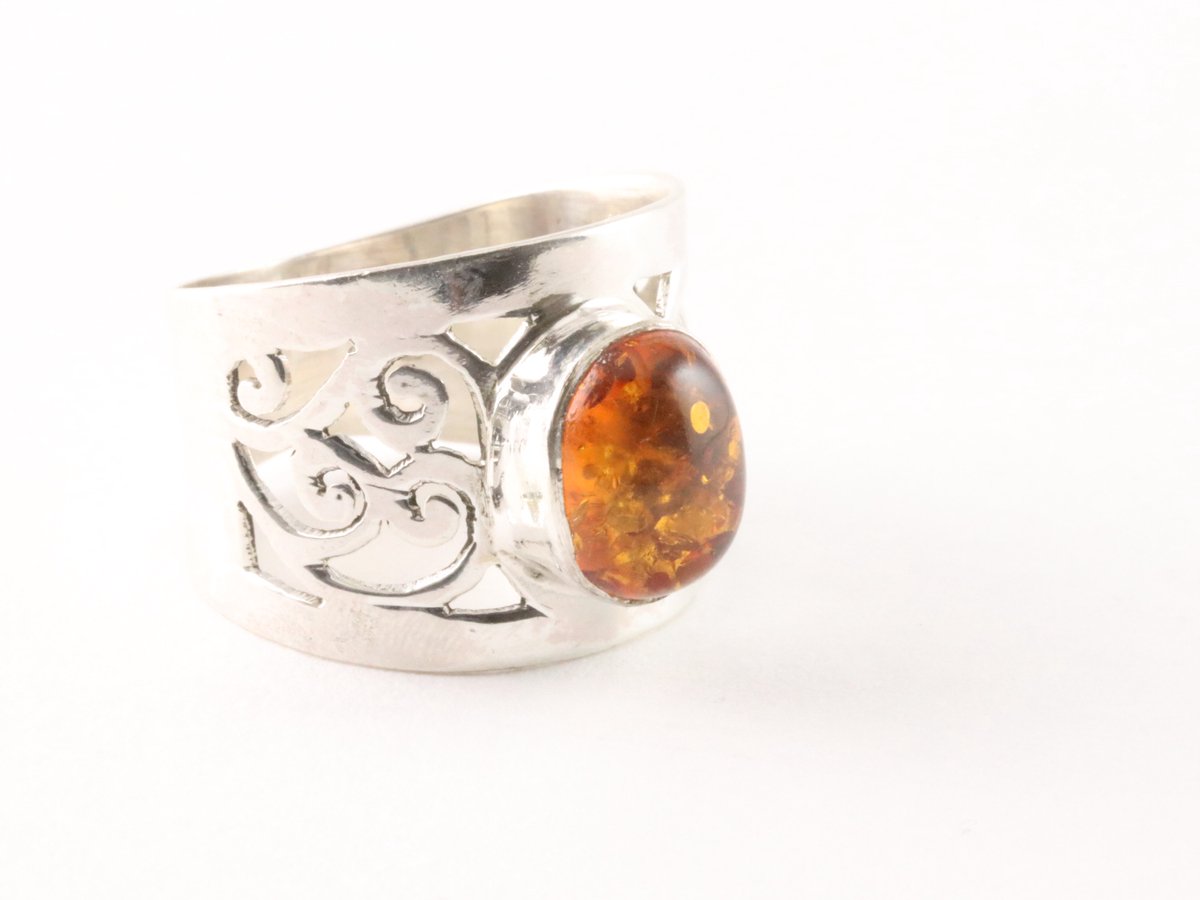 Opengewerkte zilveren ring met amber - maat 17.5