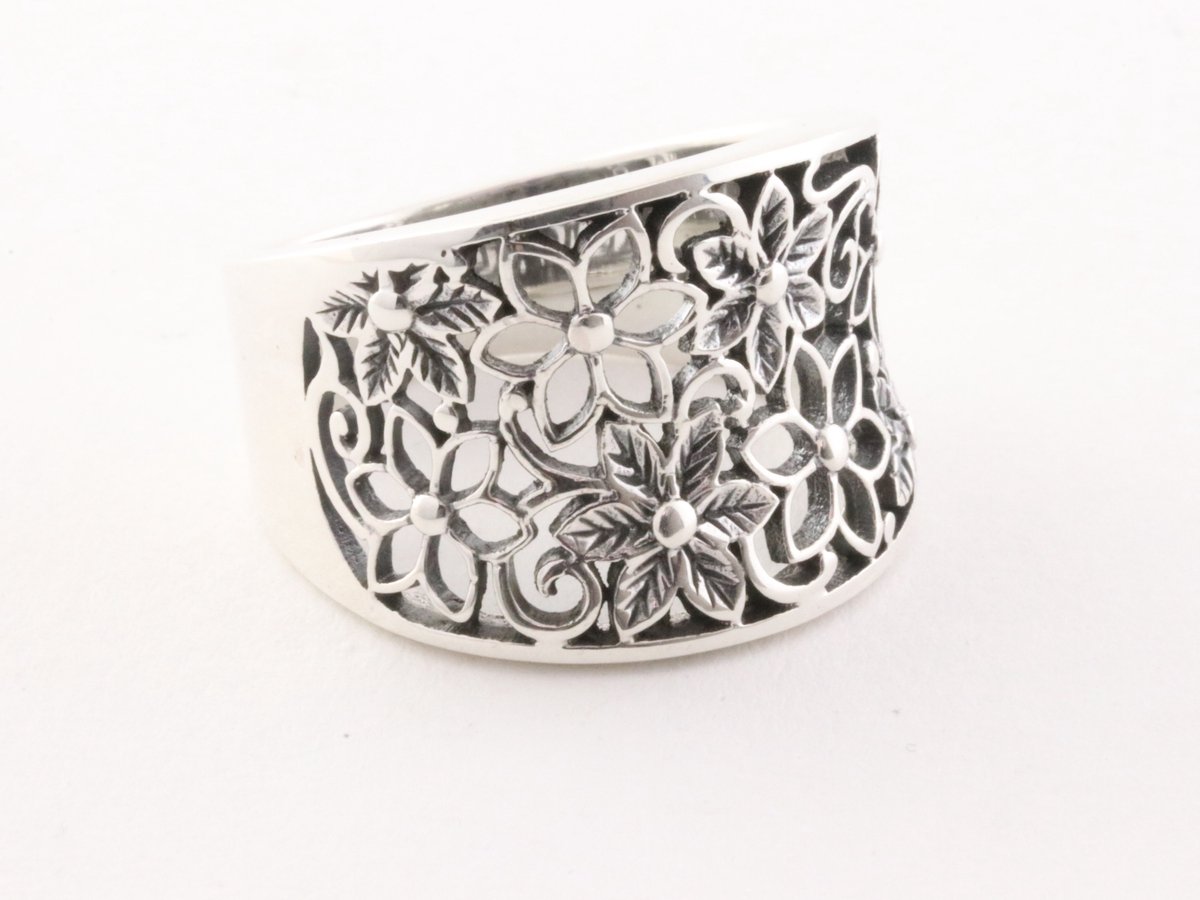 Opengewerkte zilveren ring met bloemenmotief - maat 18