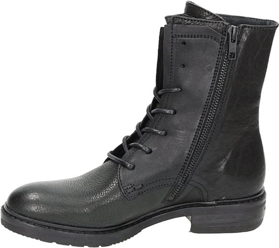 Zwarte leren veterboot met rits aan de zijkant en veters aan de voorkant.
