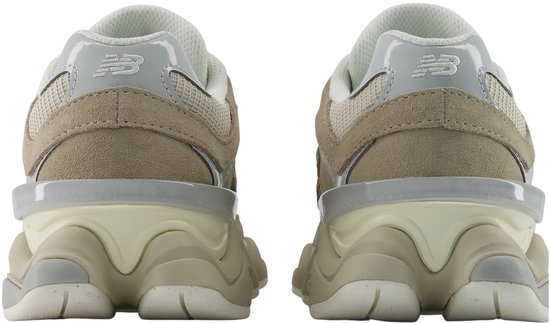 Achterkant van beige New Balance 9060 sneakers, met grijs logo op de hiel en gelaagde zool.