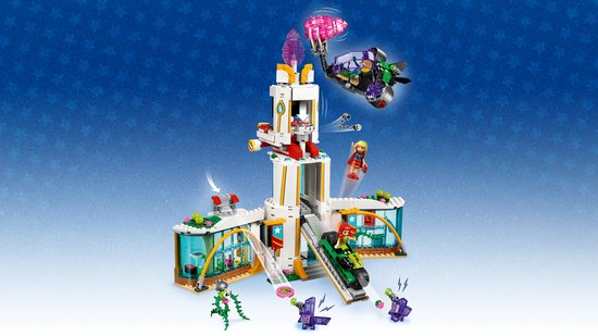 LEGO Superheldenschool met toren, glazen gangen, en diverse actiescènes met minifiguren.
