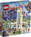 LEGO DC Super Hero Girls Superheldenschool 8-12 verpakking met afbeeldingen van personages.