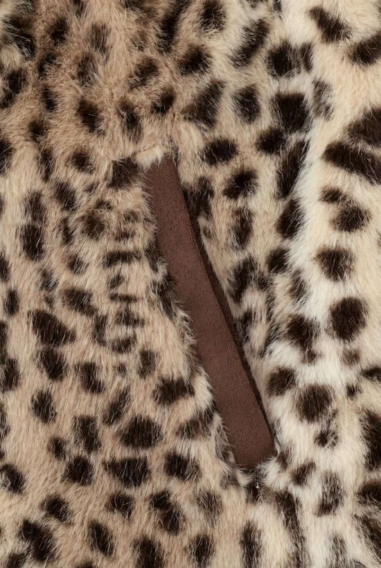 Detail van een bruine steekzak op een lichtbruin en bruin luipaardprint vest.