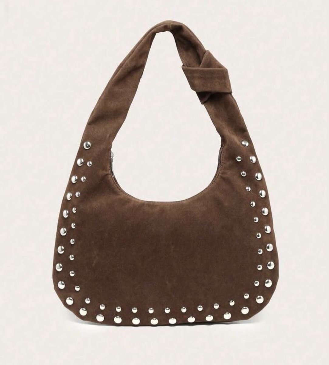 Schoudertas - bruine schoudertas - suede look tas - bruine schoudertas met studs - schoudertas met franjes - bag - sholder bag - handbag - handtas - tas - schoudertas dames - schoudertassen - statement tas - shoulderbag - hobo tas - shopper