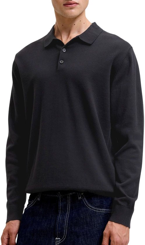 Man met zwart gebreid poloshirt met lange mouwen en jeans.