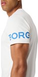 Close-up van witte T-shirt met blauwe BORG opdruk met stippen op de mouw.