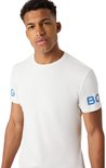 Close-up van een man in een wit T-shirt met op de mouw het logo 'BORG' in blauw met stipjes.
