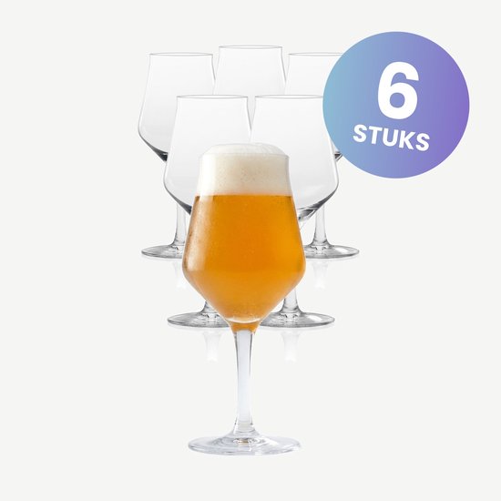 Zes kelkvormige bierglazen, waarvan één gevuld met goudkleurig bier en schuim. Tekst '6 STUKS'.