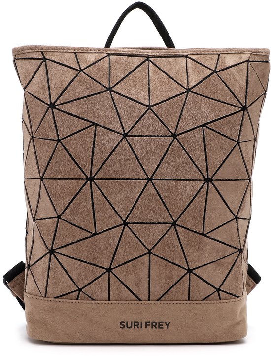 Taupekleurige rugzak met geometrisch lijnenspel. De tas heeft "SURI FREY" op de voorkant.