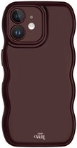 xoxo Wildhearts Glossy Wavy Case Burgundy telefoonhoesje - Geschikt voor iPhone 12 - Golvend hoesje - Glimmende silicone case met golven - Vlekbestendig - Burgundy / Bordeaux Rood