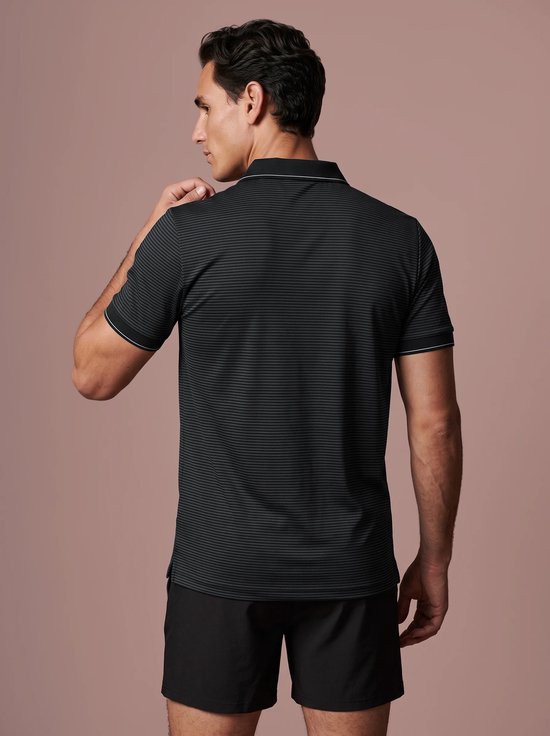 Achteraanzicht van een model in een zwart-grijs gestreept Sjeng Sports poloshirt.