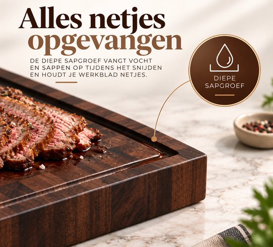 Detailopname van een diepe sapgroef in een donkere walnoothouten snijplank.