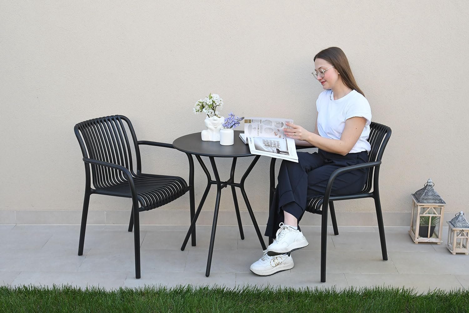 Bistroset voor Balkon en Tuin met Ronde Tafel Ø60 cm en 2 Stapelbare Tuinstoelen met Armleuningen, Antraciet, Polypropyleen, Weerbestendig, Ruimtebesparend, Modern Design voor Balkon, Terras en Veranda