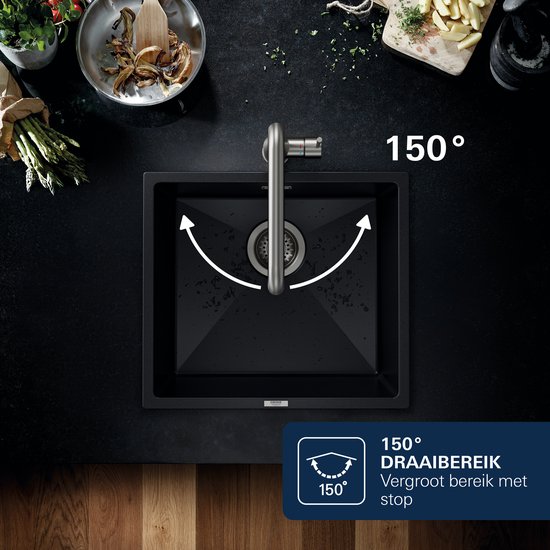 Keukenkraan boven zwarte spoelbak met een draaibereik van 150 graden.