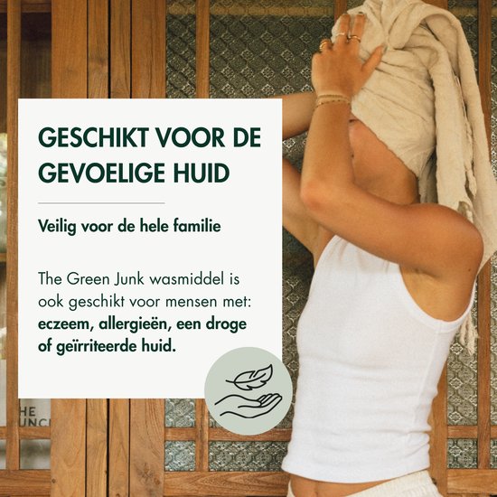 Persoon met witte tanktop en handdoek op het hoofd, naast tekst over geschiktheid voor mensen met eczeem en gevoelige huid.