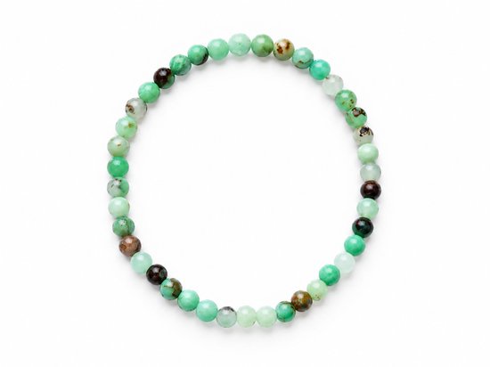Armband van ronde, groene chrysopraas kralen met natuurlijke bruine accenten op een witte achtergrond.