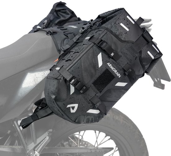 Zwarte motorzadeltas met reflecterende elementen en ARMORAIN-logo, gemonteerd op een motor.