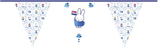 Nijntje vlaggenlijn in Delfts blauwe stijl met afbeeldingen van windmolens, tulpen en Nijntje met een Nederlandse vlag.