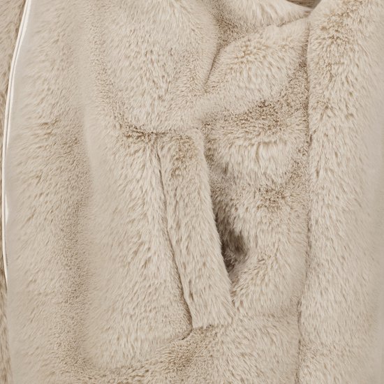 Detail van beige imitatiebont gilet met zak, zachte textuur en witte bies.
