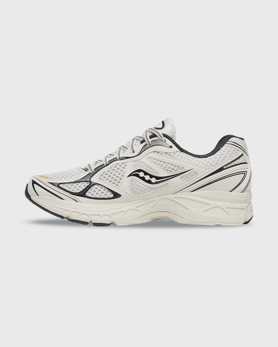 Zijaanzicht van wit-zwarte Saucony Guide 7 sneaker met beige accenten.