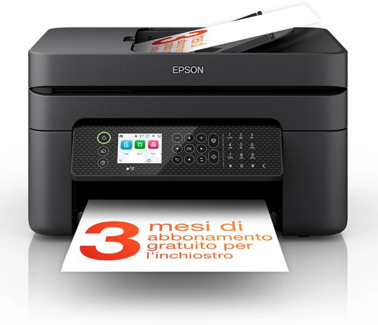 Zwarte Epson all-in-one printer met bedieningspaneel en papier waarop '3 mesi di abbonamento gratuito' staat.