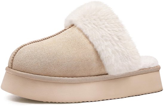 Beige suède platformpantoffel met crèmekleurige imitatiebontvoering en gestikte details.