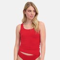 Model draagt een felrode mouwloze top met ronde hals en bijpassend rood ondergoed.