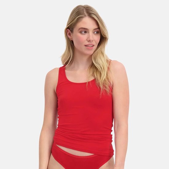 Model draagt een felrode mouwloze top met ronde hals en bijpassend rood ondergoed.